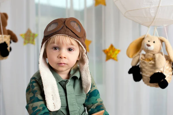 飛行機やテディベアで遊んでいる甘い幼児の男の子は 彼の後ろにおもちゃで気球を飾りました — ストック写真