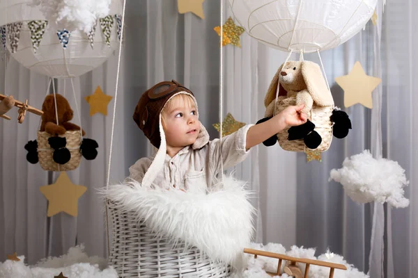 Süßer Kleiner Junge Spielt Mit Flugzeug Und Teddybär Verzierte Luftballons — Stockfoto