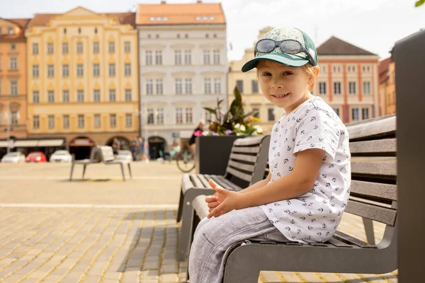 Nettes Kind Vorschulkind Bisiting Stadt Der Tschechischen Republik Ceske Budejovice — Stockfoto
