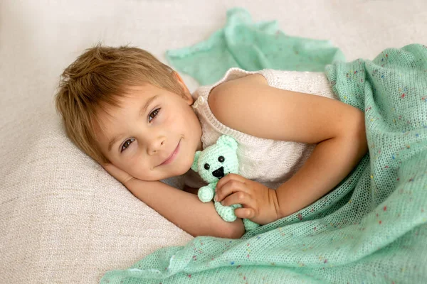 Kicsi Csecsemő Gyermek Aranyos Gyerek Kötött Kis Aranyos Állat Játék — Stock Fotó
