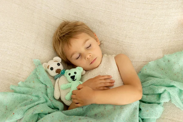 Pequeño Niño Pequeño Lindo Niño Con Juguete Punto Pequeño Lindo — Foto de Stock