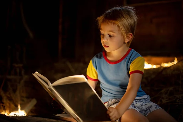 Fantastiska Lilla Blonda Barn Pojke Läser Bok Ett Mystiskt Mysigt — Stockfoto