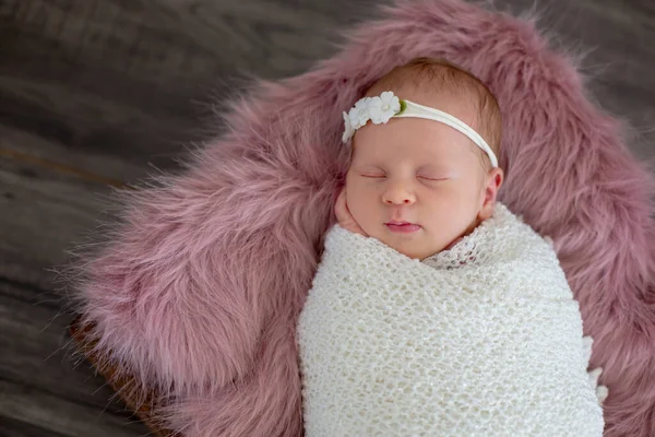 Klein Pasgeboren Baby Meisje Glimlachend Baby Studio Shot — Stockfoto