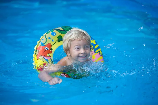 Söta Småbarn Pojke Simning Pool Med Bräda Och Uppblåsbar Ring — Stockfoto