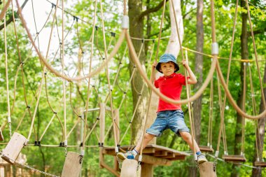 Sevimli çocuk, çocuk bir halat Bahçesi yapısında, tırmanma, Bahar