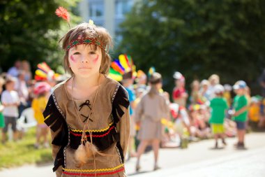Kızılderili erkek kostümleri, günbatımı, yaz oynarken parkta yay, ok ve balta ile açık ile şirin portresi