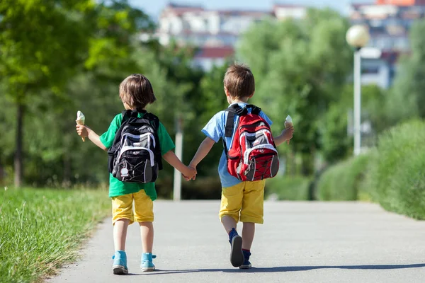 Dois Meninos Adoráveis Roupas Coloridas Mochilas Indo Embora Segurando Comendo — Fotografia de Stock