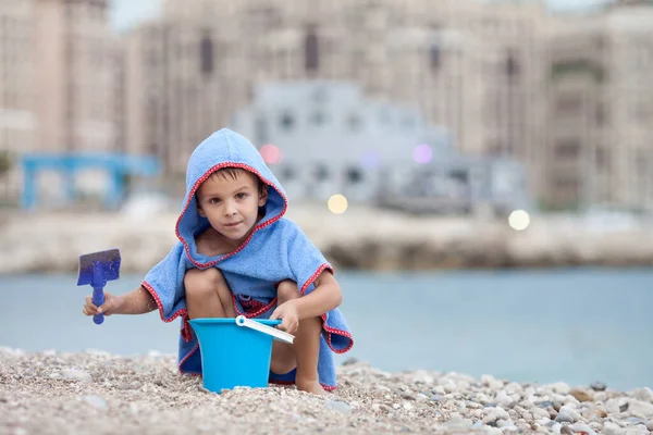 Carino Bambino Età Prescolare Giocare Nella Sabbia Sulla Spiaggia Con — Foto Stock