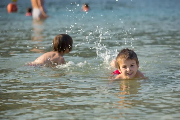 Dos Dulces Niños Hermanos Salpicándose Uno Otro Con Agua Playa — Foto de Stock