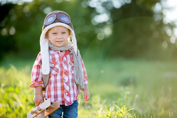 Сладкий Маленький Мальчик Ребенок Играющий Самолетом Пижаме Красивый Закат Летний — стоковое фото
