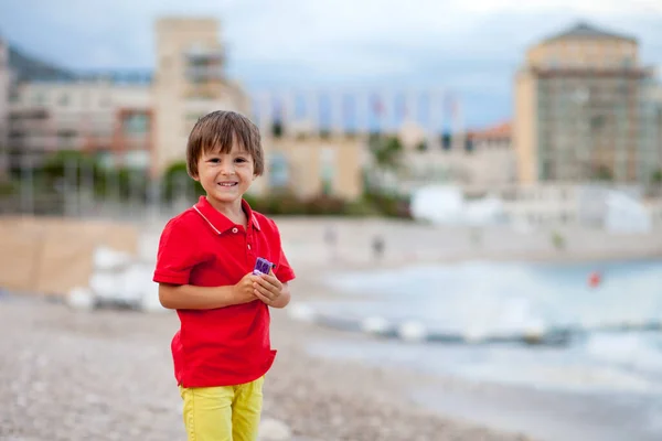 少年は おもちゃ 雨の後の夕方の浜辺で遊んで夏 — ストック写真