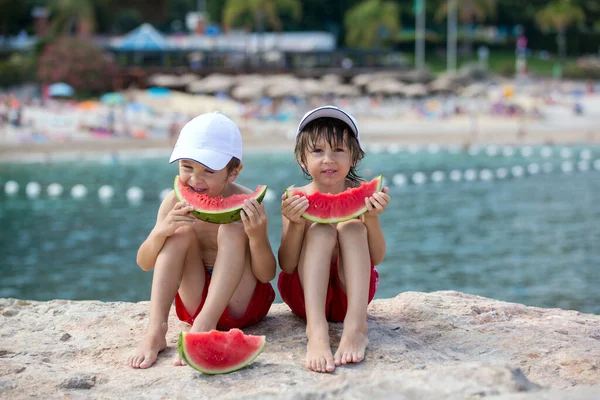 Dos Niños Pequeños Hermanos Varones Comiendo Sandía Playa Verano — Foto de Stock
