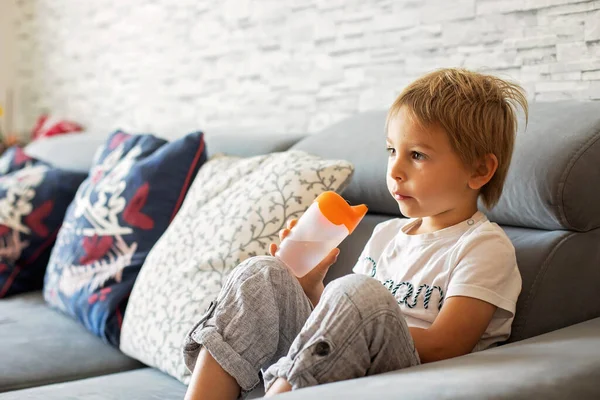 Schattig Kleuter Drinken Water Uit Fles Terwijl Het Kijken Van — Stockfoto