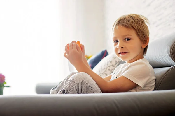 Televizyon Izlerken Şişeden Içen Sevimli Anaokulu Çocuğu — Stok fotoğraf