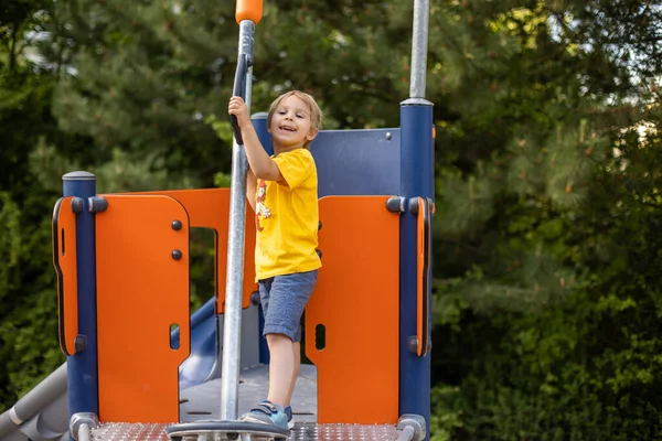 Söta Barn Leka Lekplatsen Pojke Leker Sommartid — Stockfoto