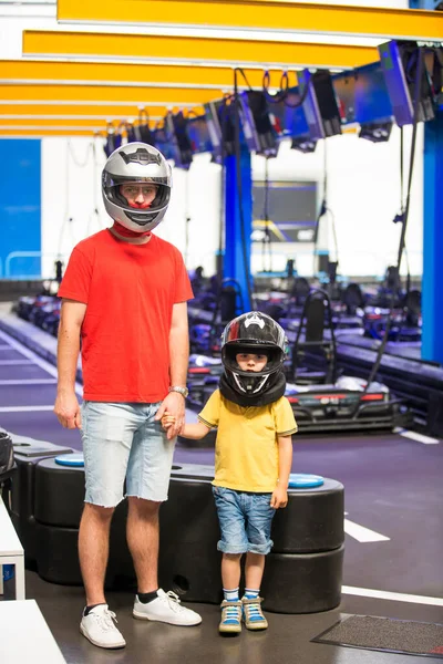 Padre Hijo Hijo Preparándose Para Montar Una Carrera Karts Padre — Foto de Stock