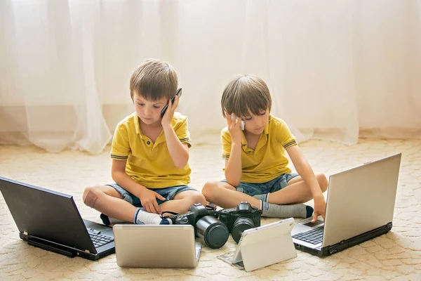 Deux Garçons Des Enfants Âge Préscolaire Amuser Jouer Maison Avec — Photo