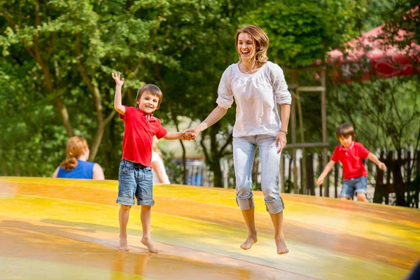 Madre Hijo Saltando Trampolín Grande Verano —  Fotos de Stock