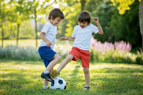 Dvě Roztomilé Děti Hrát Fotbal Letní Děti Hrající Fotbal Venkovní — Stock fotografie