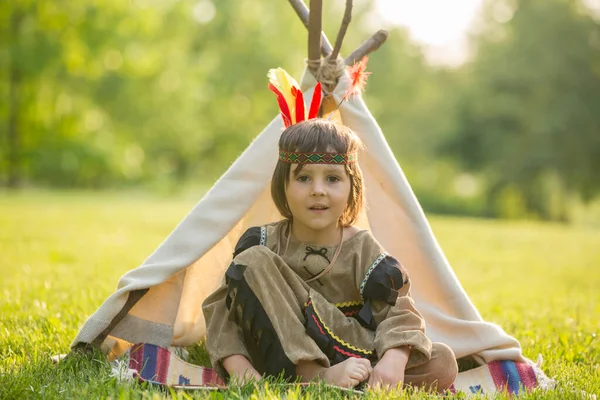 Lindo Retrato Niños Nativos Americanos Con Disfraces Jugando Aire Libre —  Fotos de Stock