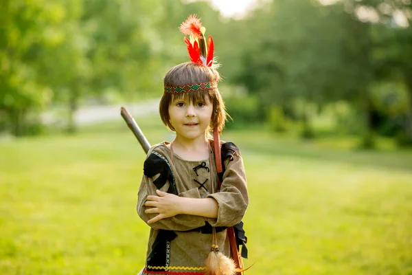 Roztomilý Portrét Indiánského Chlapce Kostýmy Hraje Venkovní Parku Lukem Šipky — Stock fotografie