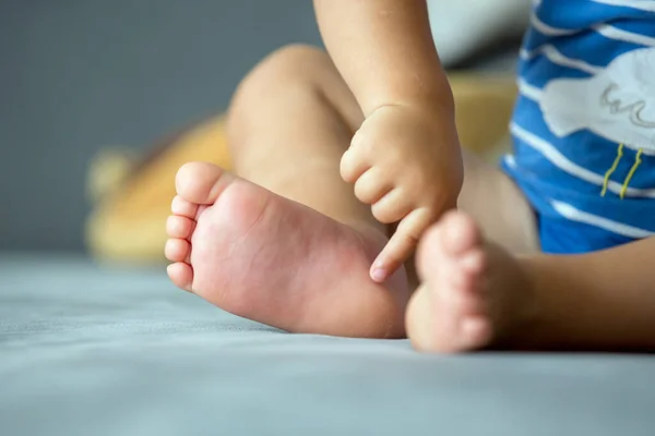 Çocuk Ayakları Arı Sokması Yaz Zamanı — Stok fotoğraf