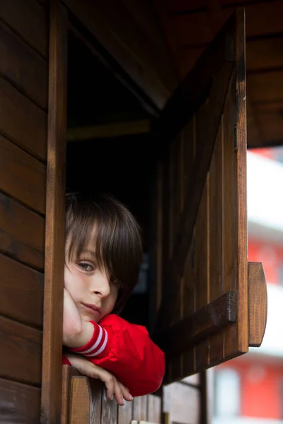 Frühchen Rotem Sweatshirt Versteckt Hinter Einer Holztür Sieht Ängstlich Und — Stockfoto