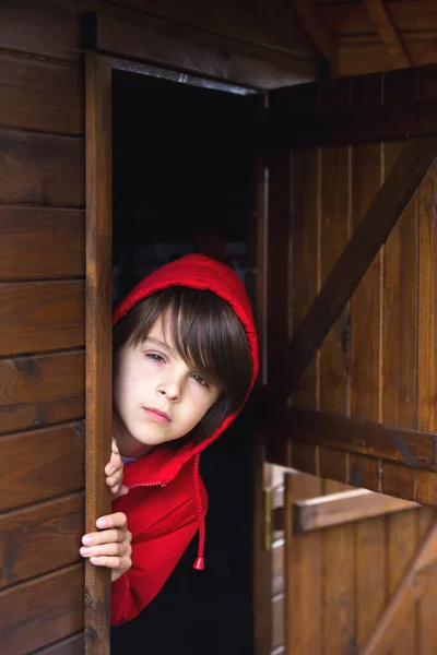 Preteen Menino Camisola Vermelha Escondendo Atrás Uma Porta Madeira Olhando — Fotografia de Stock