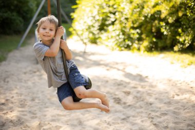 Sevimli çocuk, oyun parkında oynayan, yazın oynayan çocuk.