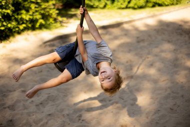 Sevimli çocuk, oyun parkında oynayan, yazın oynayan çocuk.