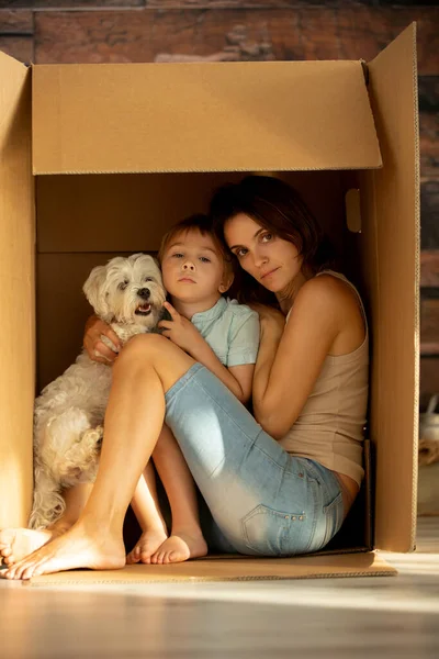 Mother Holding Her Toddler Child Her Arms Sitting Cardboard Box — Stock Photo, Image