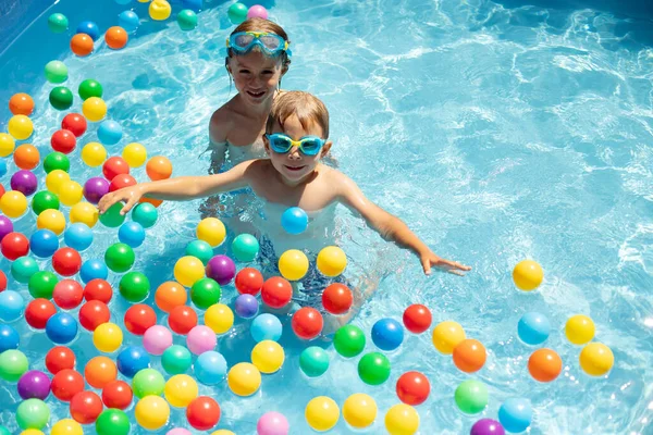 Niño Pequeño Nadando Verano Una Piscina Llena Bolas Colores Disfrutando —  Fotos de Stock