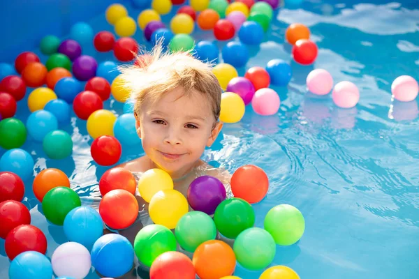 Jong Kind Zwemmen Zomer Een Zwembad Vol Kleurrijke Ballen Genieten — Stockfoto