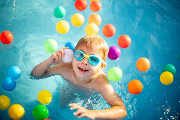 Jong Kind Zwemmen Zomer Een Zwembad Vol Kleurrijke Ballen Genieten — Stockfoto