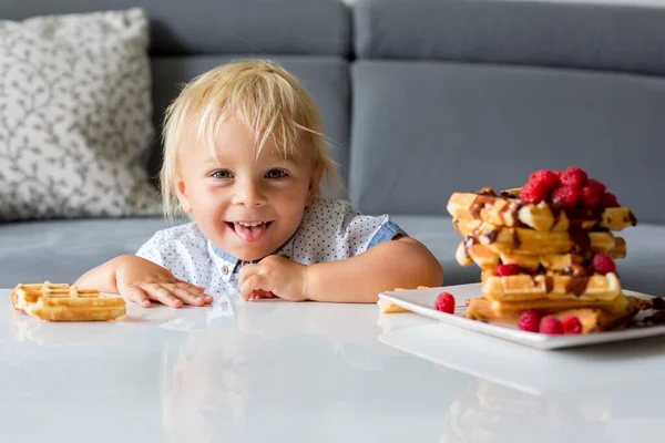 甜甜的幼儿生日男孩 在家里吃带有覆盆子和巧克力的比利时华夫饼 — 图库照片