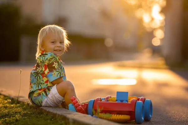 Krásné Batole Dítě Hraní Plastovými Hračkami Bloky Auta Při Západu — Stock fotografie