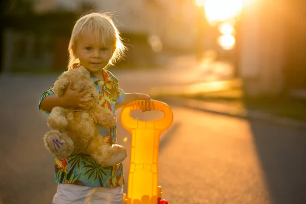 Piękne Dziecko Bawiące Się Plastikowymi Zabawkami Klockami Samochodami Zachodzie Słońca — Zdjęcie stockowe