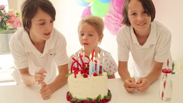 Criança Bonito Menino Pré Escolar Comemorando Aniversário Casa Com Bolo — Vídeo de Stock