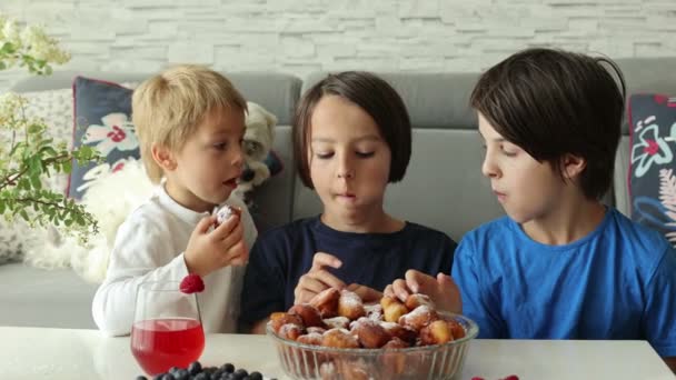 可爱的孩子 带着宠物狗的男孩 和他的兄弟姐妹一起在家里吃油炸甜甜圈 甜蜜的早餐 图库视频