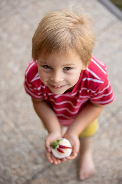 Criança Bonito Menino Comer Pequeno Cupcake Deserto Pavlova Ovo Claro — Fotografia de Stock