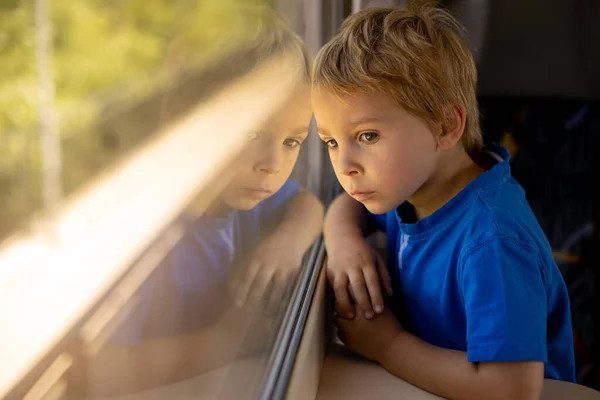 Aranyos Kisgyerek Fiú Vonaton Utazik Nyáron — Stock Fotó