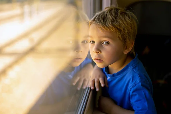 Criança Bonita Menino Viajando Trem Horário Verão — Fotografia de Stock