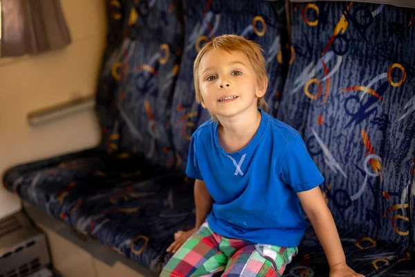かわいい子供 男の子 電車で旅行 — ストック写真