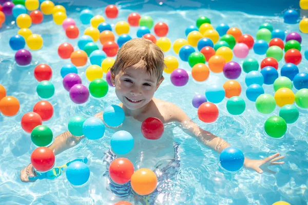 Jong Kind Zwemmen Zomer Een Zwembad Vol Kleurrijke Ballen Genieten — Stockfoto