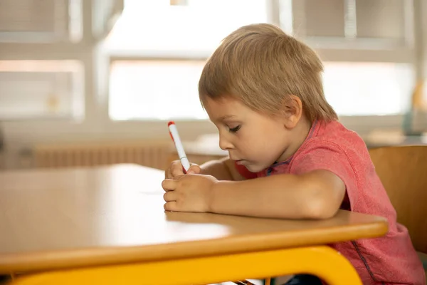 学龄前儿童 坐在学校的桌子上 学习新东西 — 图库照片