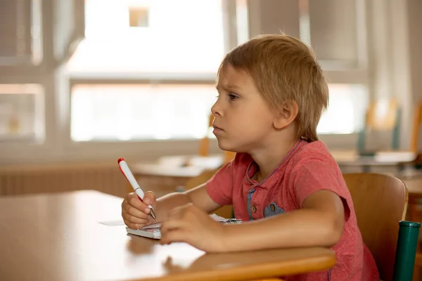 Niño Edad Preescolar Sentado Escritorio Escuela Teniendo Lección Aprendiendo Cosas — Foto de Stock