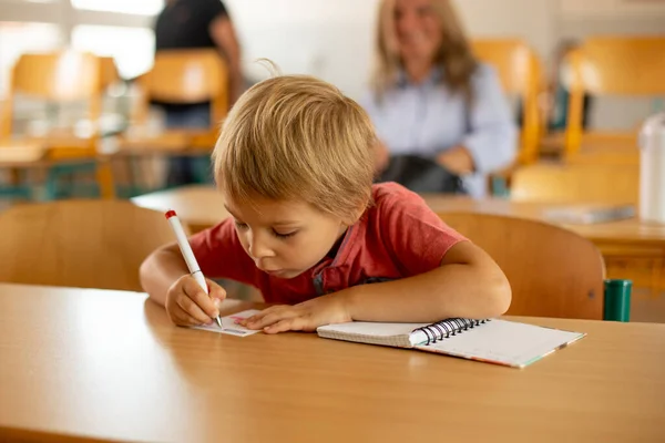 Niño Edad Preescolar Sentado Escritorio Escuela Teniendo Lección Aprendiendo Cosas — Foto de Stock