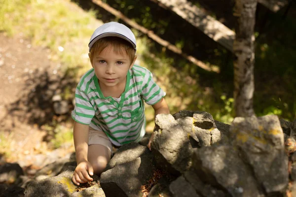 Child Tourist Climing Stone Formation Vlci Hora Czech Republic Beautiful — Stockfoto