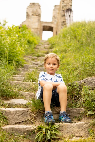 Παιδί Επίσκεψη Ερείπια Divci Kamen Maiden Stone Castle Στην Τσεχική — Φωτογραφία Αρχείου