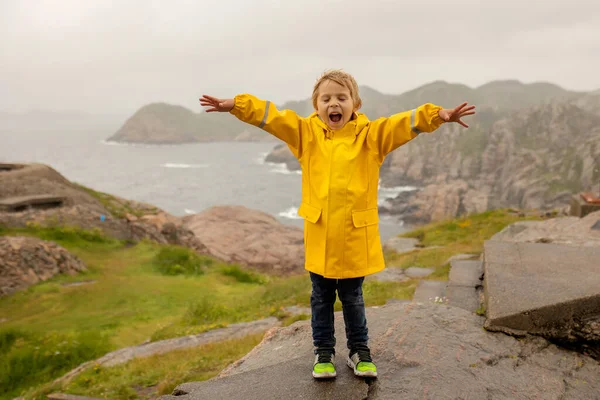 Family Children Visiting Lindesnes Fyr Lighthouse Norway Rainy Cold Day — Stok fotoğraf